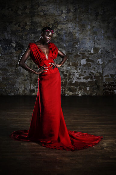 Miriam Odemba en robe rouge de Sébastien Payen dans un studio parisien
