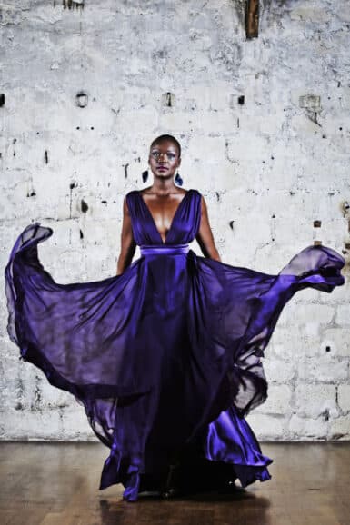 Miriam Odemba en robe violette pendant un shooting mode à Paris