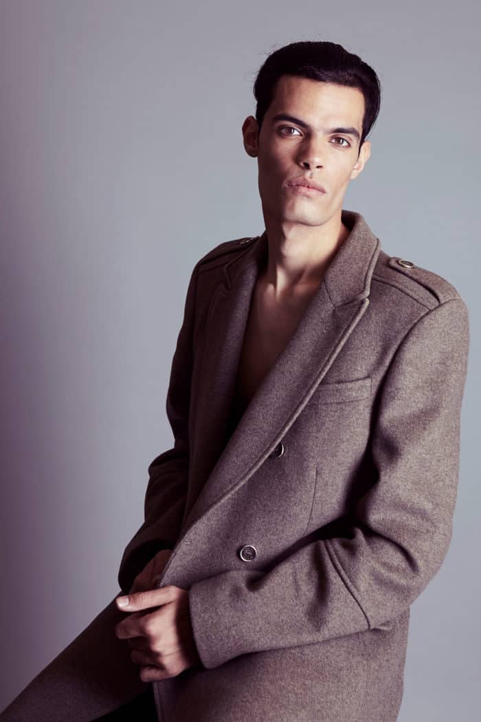 Portrait de Hamza en manteau pendant son test photo de mannequin homme à Paris