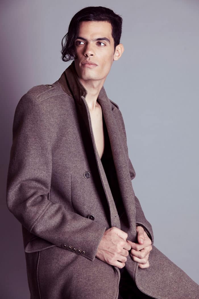 Hamza photographié de trois quarts avec le regard hors champ en studio à Paris