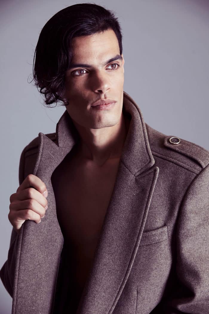 Gros plan de Hamza avec une coiffure asymétrique pendant son premier shooting à Paris