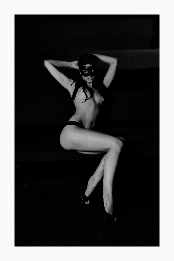 Regarde moi. Photographie glamour en noir et blanc de Jean Christophe Lagarde. © www.lagarde-photo.art