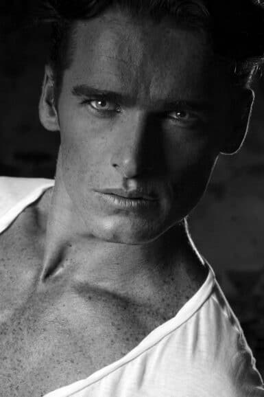 Portrait en trois-quarts de Gaël Laudet en noir et blanc