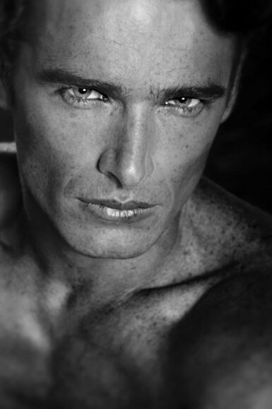 Gaël Laudet photographié avec une écharpe en studio à Paris