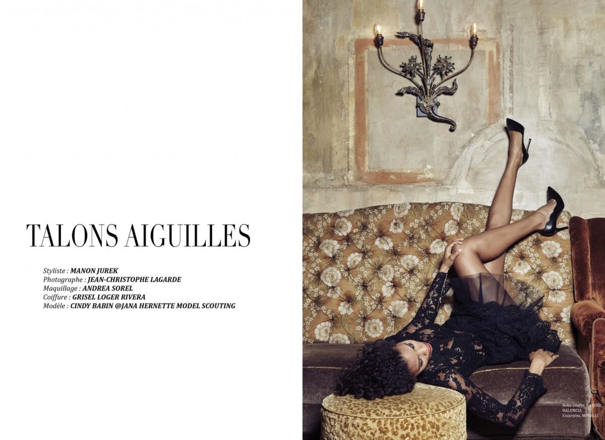 Ouverture de l’éditorial Talons Aiguilles avec Cindy Babin en robe noire et escarpins